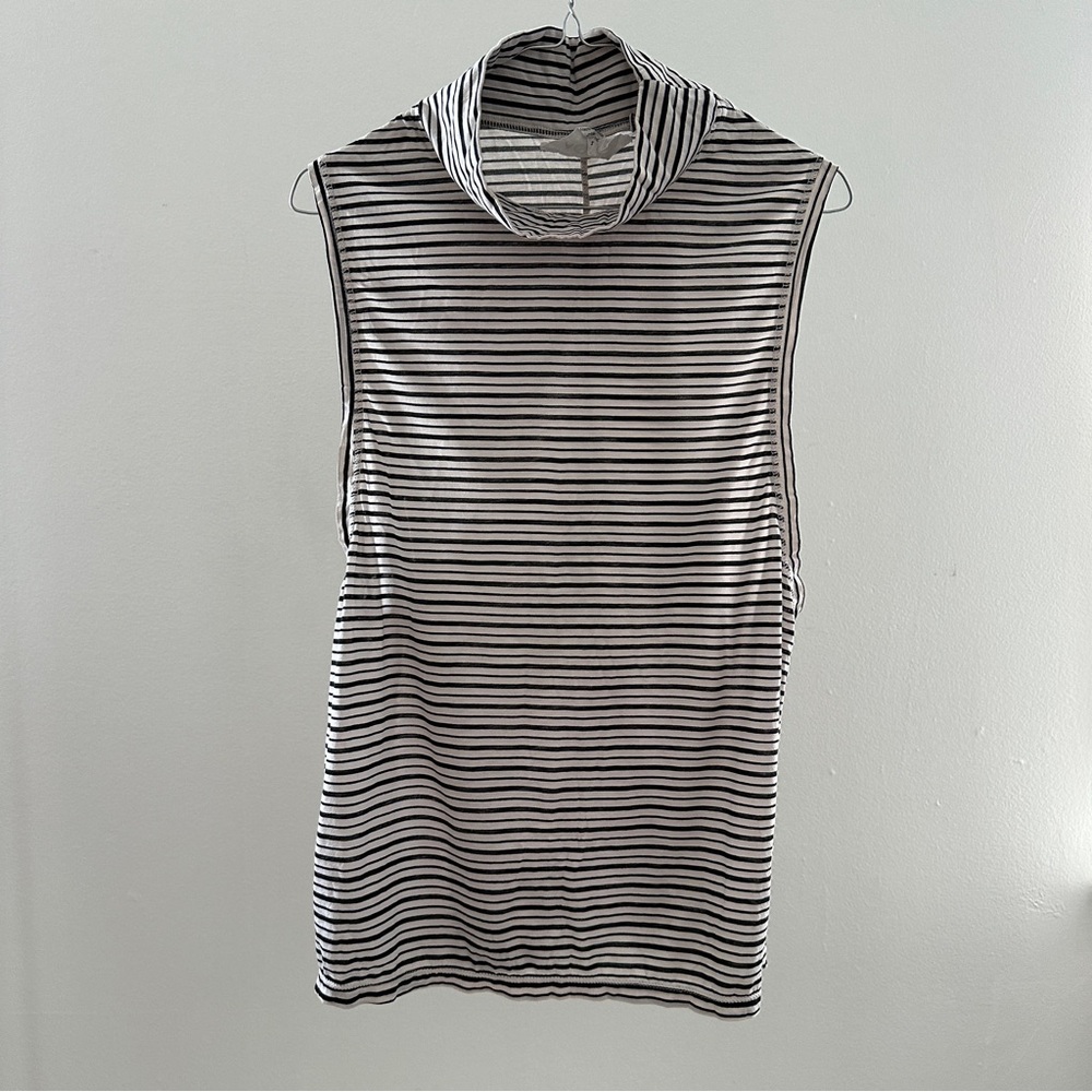Acacia basics t shirt. Stripe. Small